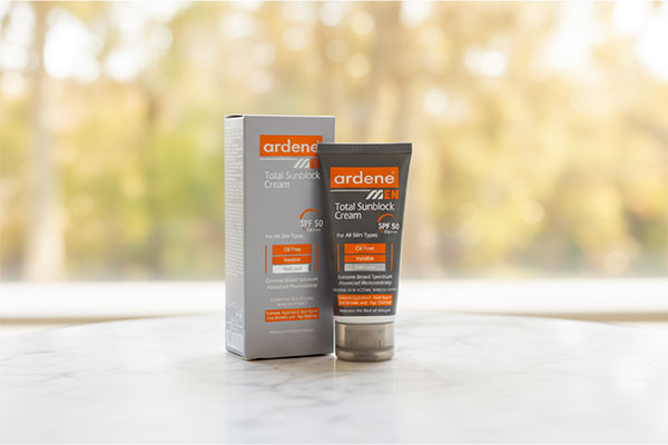 کرم ضد آفتاب آقایان SPF50 آردن روی سطح مرمر سفید