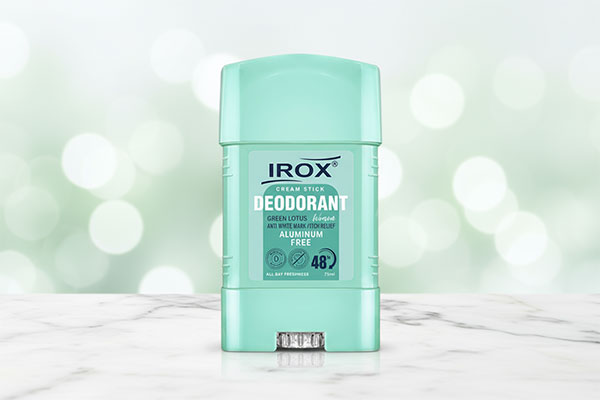 دئودورانت استیک کرمی گرین لوتوس ایروکس روی سطح مرمر سفید