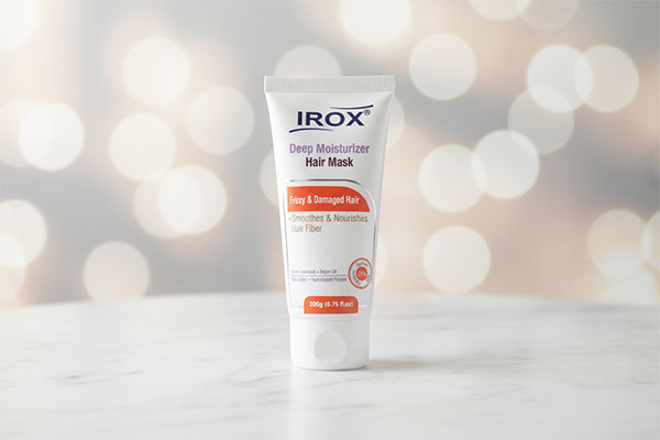 ماسک موی وز و آسیب دیده ایروکس روی سطح مرمر سفید