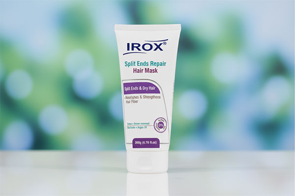 ماسک موی خشک و موخوره دار ایروکس روی پیشخوان سفید