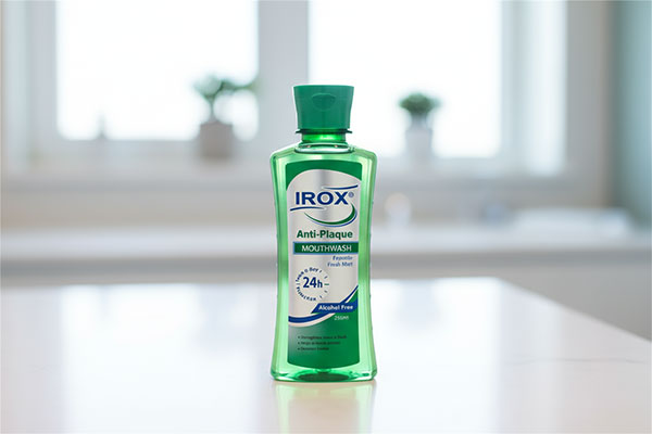 دهانشویه آنتی پلاک ایروکس روی پیشخوان حمام