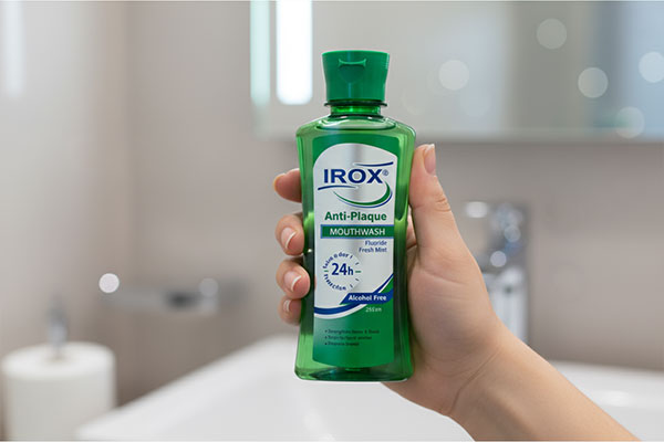 دهانشویه آنتی پلاک ایروکس روی پیشخوان حمام