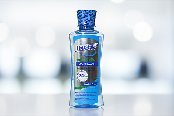 تصویر دهانشویه آنتی سپتیک ایروکس روی سطح سفید