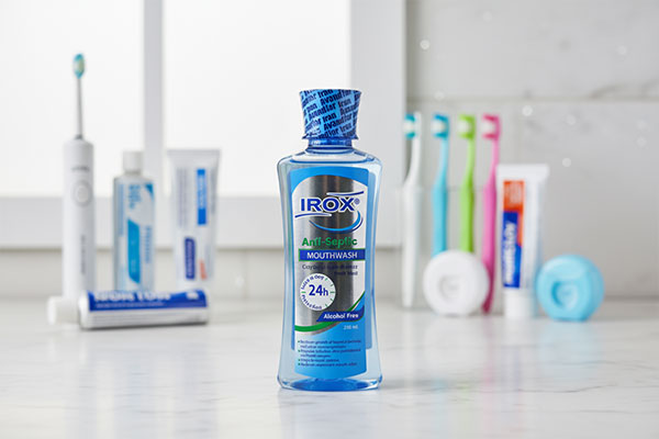 تصویر دهانشویه آنتی سپتیک ایروکس روی سطح سفید
