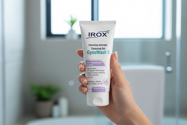 ژل شستشوی بانوان یائسه جینو واش 2 در دست بانو