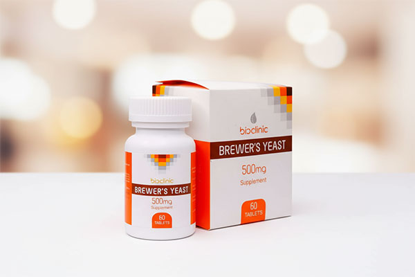 قرص مخمر آبجو بایوکلینیک روی سطح سفید