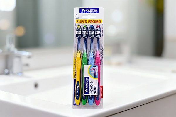 مسواک فلکسیبل هد نرم چهارتایی تریزا روی پیشخوان حمام