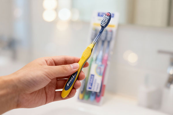 مسواک فلکسیبل هد نرم 4 تایی تریزا در دست