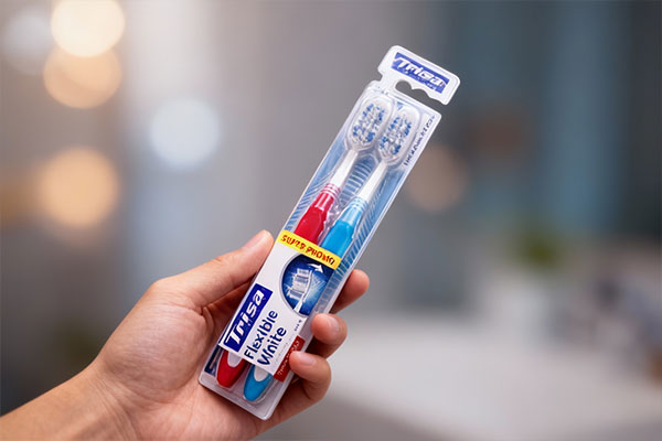 نمای نزدیک مسواک نرم فلکسیبل وایت دوتایی تریزا در دست