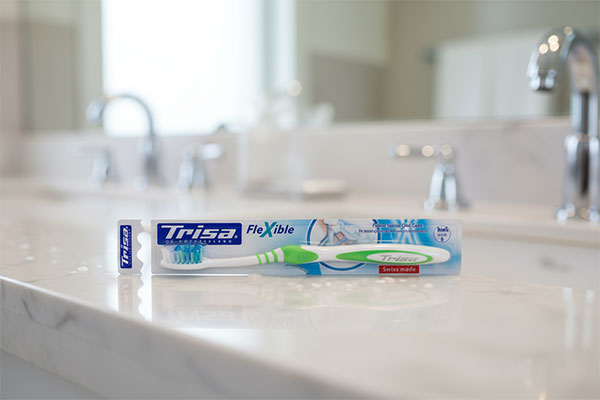 مسواک فلکسیبل متوسط تریزا روی پیشخوان حمام