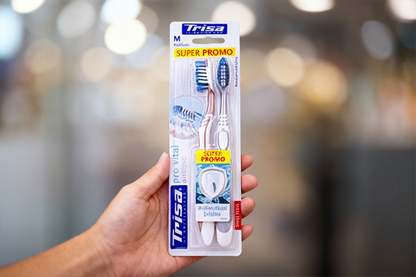 نمای نزدیک از مسواک اکسترا پرو ویتال آنتی باکتریال متوسط دوتایی تریزا در دست