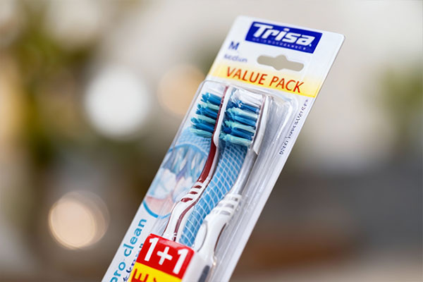 نمای نزدیک از مسواک دوتایی اکسترا پروکلین ایکس شیپ متوسط تریزا در دست