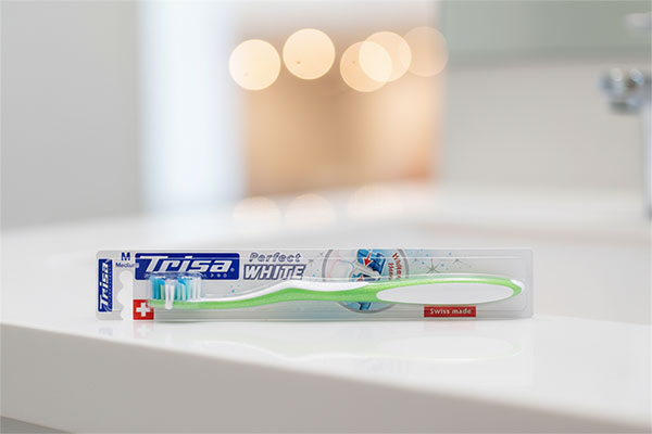 مسواک پرفکت وایت متوسط تریزا روی پیشخوان حمام