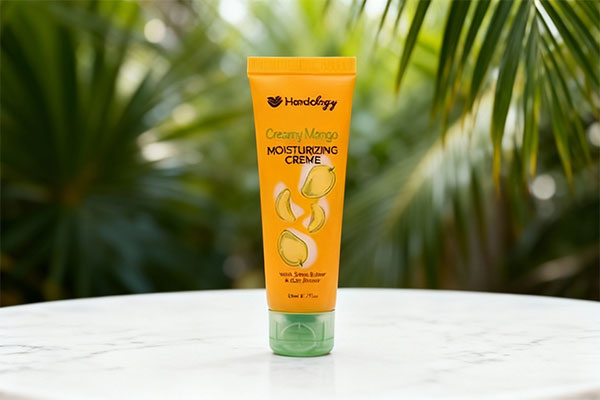 کرم آبرسان منگو هندولوژی 50 میلی‌لیتری روی سطح سفید