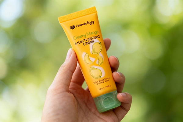 کرم مرطوب‌کننده منگو هندولوژی در دست