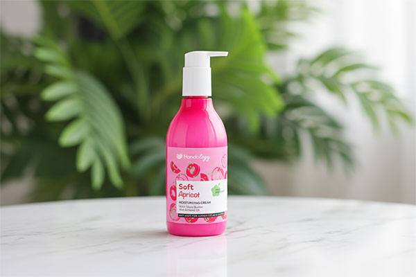 کرم آبرسان سافت اپریکات هندولوژی 375 میلی لیتری روی سطح مرمر سفید