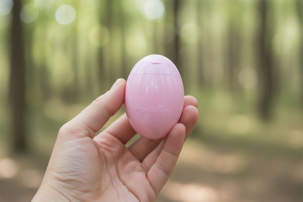 کرم هندولوژی بنفش در دست برای استفاده روزمره