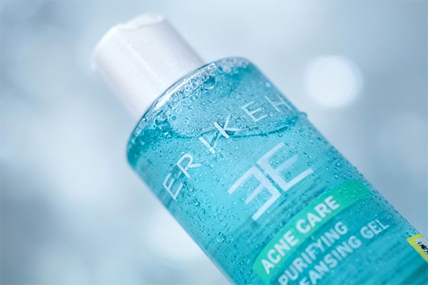 نمای نزدیک ژل شستشوی صورت اریکه پوست چرب با قطرات آب