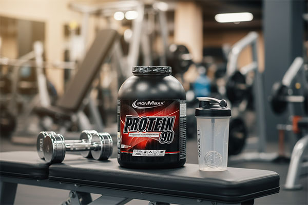 پودر پروتئین 90 آیرون مکس در محیط باشگاه ورزشی