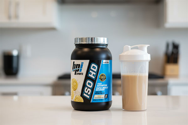 پودر ایزو اچ دی بی پی آی اسپورت 713 گرمی کنار شیکر پروتئین
