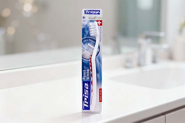 مسواک پرل وایت سخت تریزا روی پیشخوان حمام