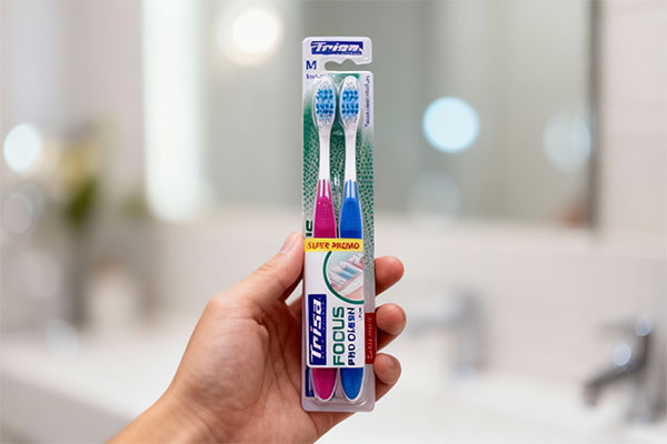 مسواک دوقلو فوکوس پرو کلین تریزا در دست