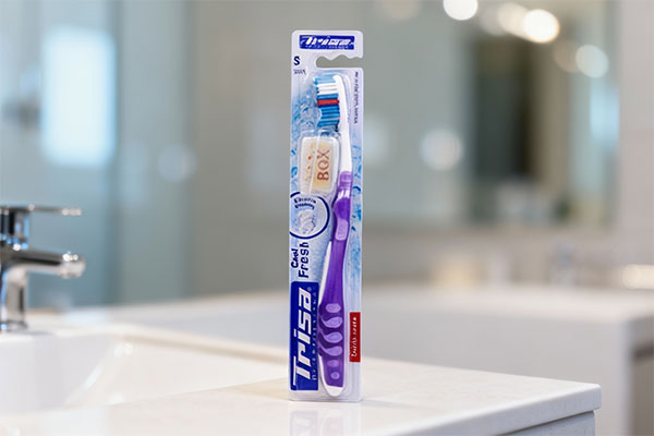 تصویر مسواک کول اند فرش نرم تریزا روی پیشخوان حمام