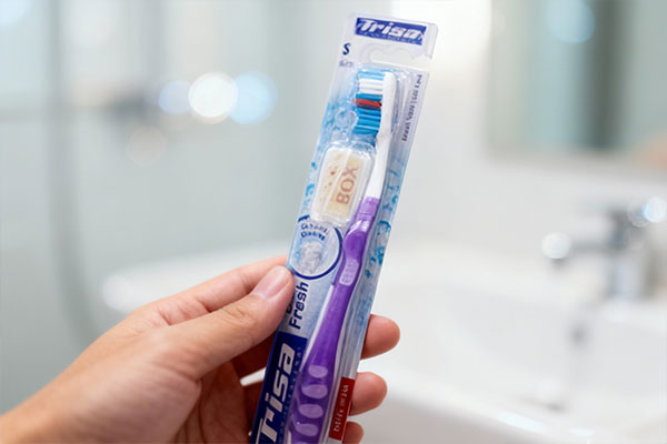 نمای نزدیک از مسواک کول اند فرش نرم تریزا در دست
