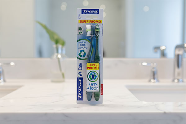 مسواک وی کر نرم دوتایی تریزا روی پیشخوان حمام