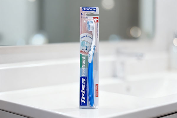 مسواک فیل گود اسمارت کلین متوسط تریزا روی پیشخوان حمام