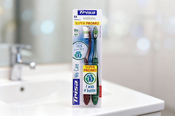 مسواک وی کر متوسط دوتایی تریزا روی پیشخوان حمام