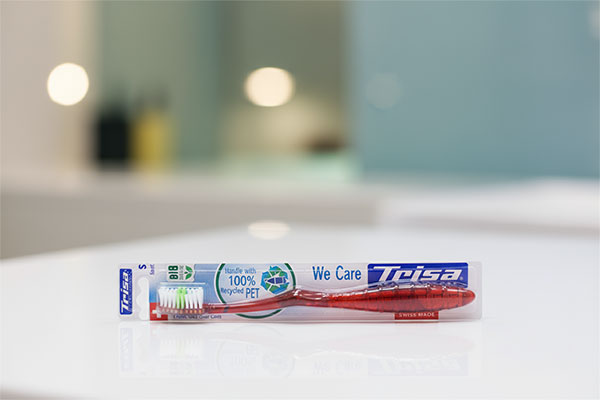 مسواک وی کر نرم تریزا روی پیشخوان حمام