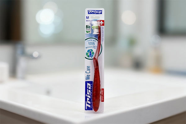 تصویر مسواک وی کر متوسط تریزا روی پیشخوان حمام