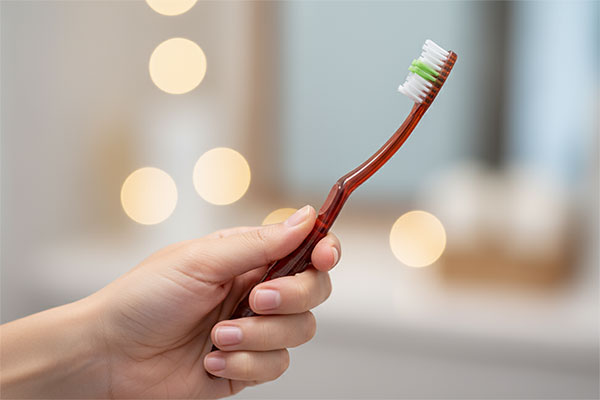 نمای نزدیک از مسواک وی کر متوسط تریزا در دست