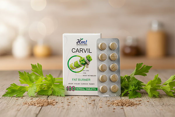 قرص کارویل همراه با گیاهان دارویی روی سطح چوبی