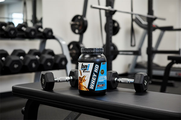 پودر پروتئین وی اچ دی بی پی آی اسپورت 798 گرمی در محیط ورزشی