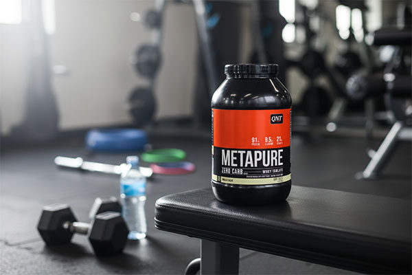 پودر پروتئین وی ایزوله متاپیور زیرو کرب کیو ان تی در محیط ورزشی