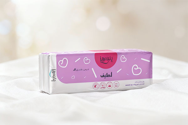 نوار بهداشتی بالدار خیلی خیلی بزرگ پنبه ریز روی سطح نرم سفید