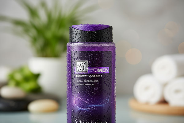 نمای نزدیک شامپو بدن مجیشن پرپل ویو مای با قطرات آب