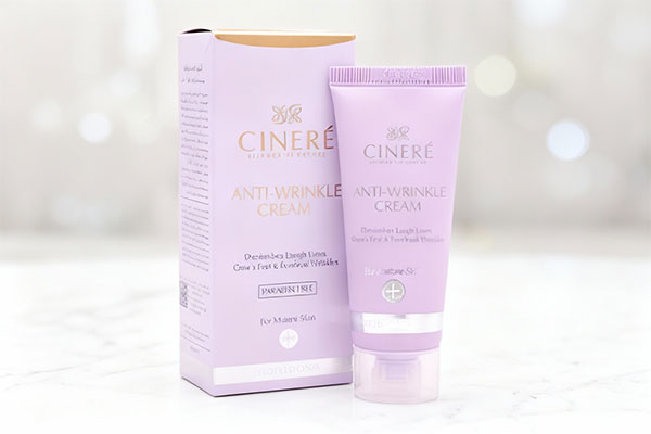 کرم ضد چروک بالای 40 سال سینره روی سطح مرمر سفید