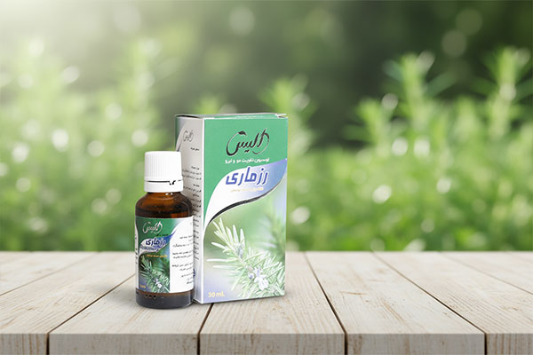 تصویر لوسیون رزماری الیس روی میز چوبی با پس‌زمینه گیاهان