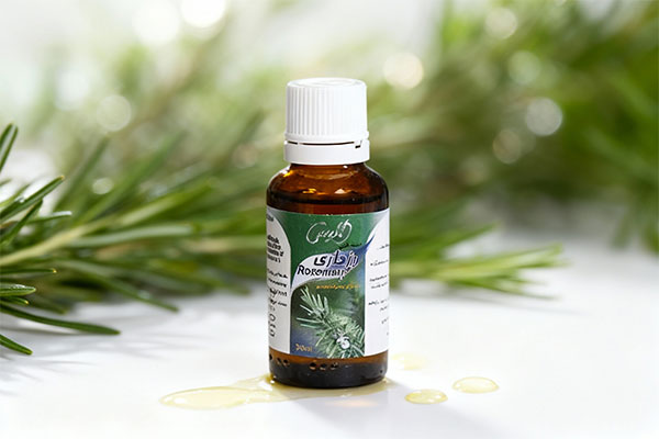 نمای نزدیک لوسیون رزماری الیس با قطرات روغن و برگ‌های رزماری