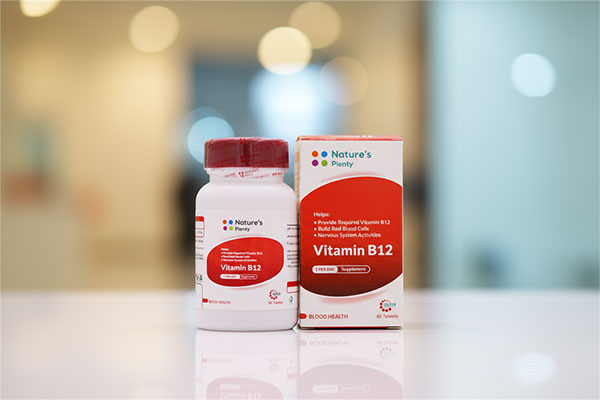 قرص ویتامین B12 نیچرز پلنتی روی سطح سفید