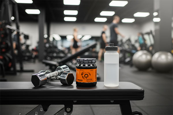 پودر کراتین مونوهیدرات کیو ان تی 300 گرمی در محیط باشگاه