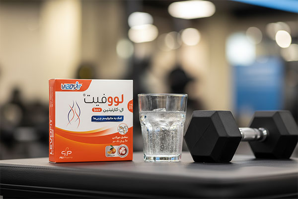 ویال لووفیت 1000 کنار لیوان آب و تجهیزات ورزشی