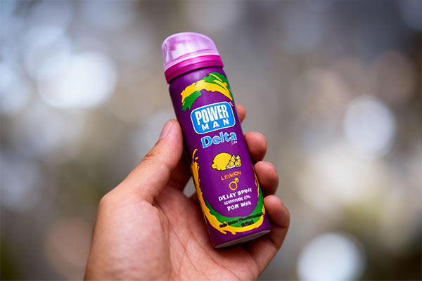 اسپری تاخیری پاورمن دلتا لیمو روی سطح سفید