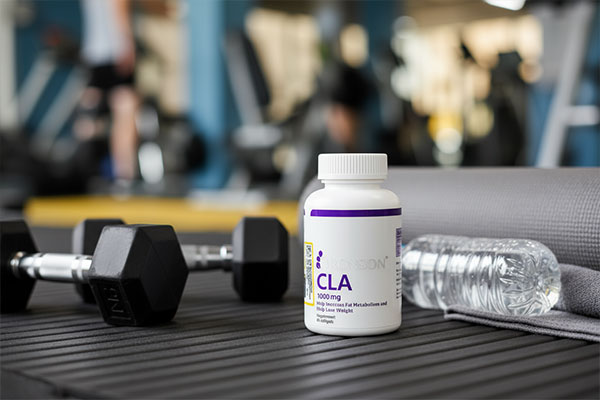 کپسول CLA برونسون در کنار وسایل ورزشی