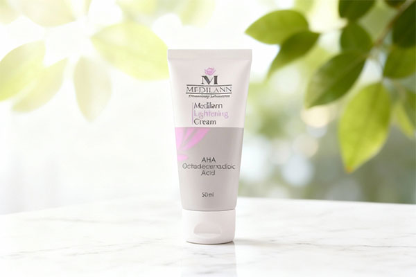 کرم روشن کننده مدیلن روی سطح مرمر سفید