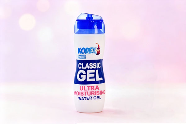 ژل روان کننده کدکس کلاسیک کنار لیوان آب
