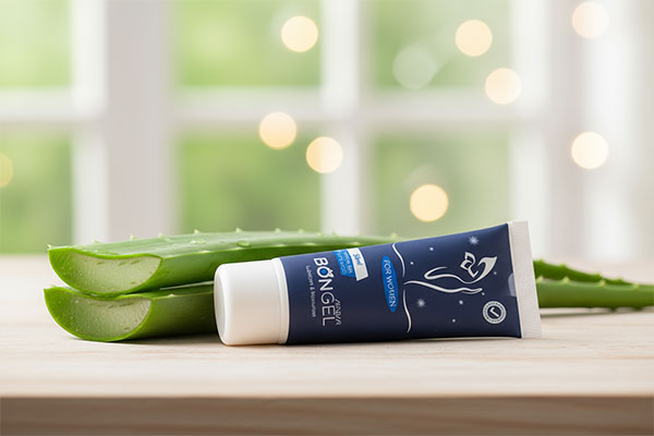 ژل لوبریکانت بانوان بنژل کنار برگ آلوئه‌ورا روی میز چوبی